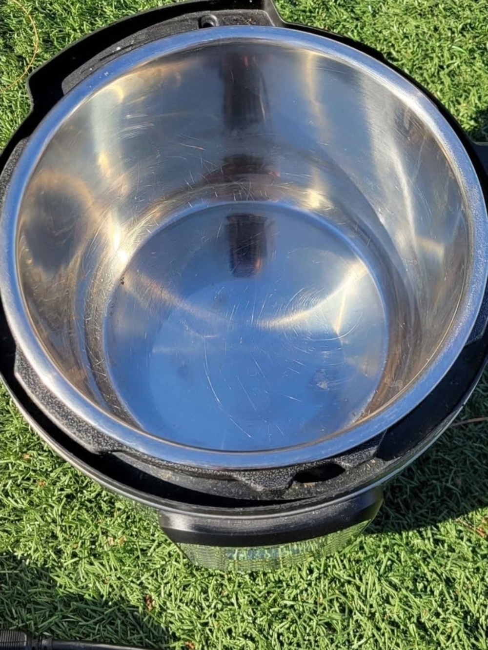 Instant Pot Works Excellent 6QT - Picture 3 of 3